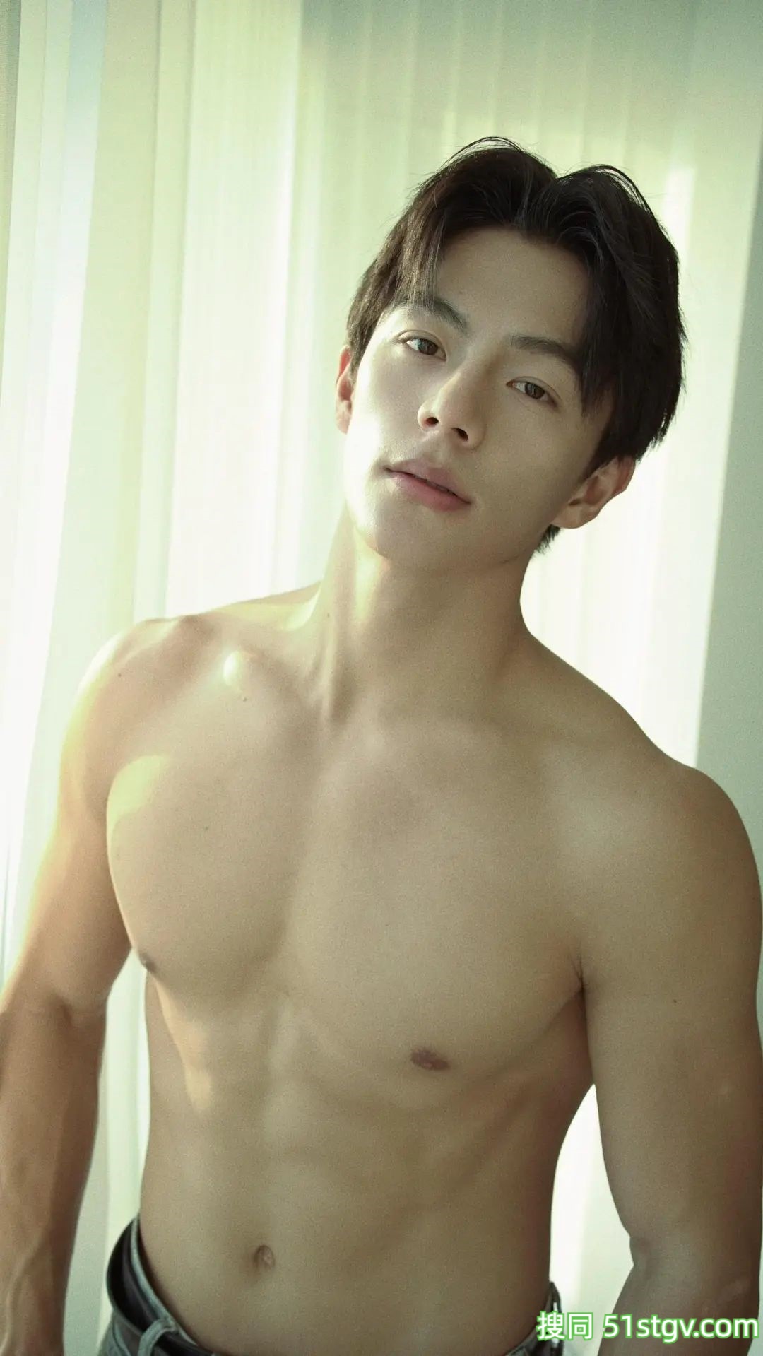 32岁山东鲜嫩帅哥，性感腹肌子弹肌，宽肩窄腰嘎嘎猛，又纯又欲惹人爱 - 51虹马