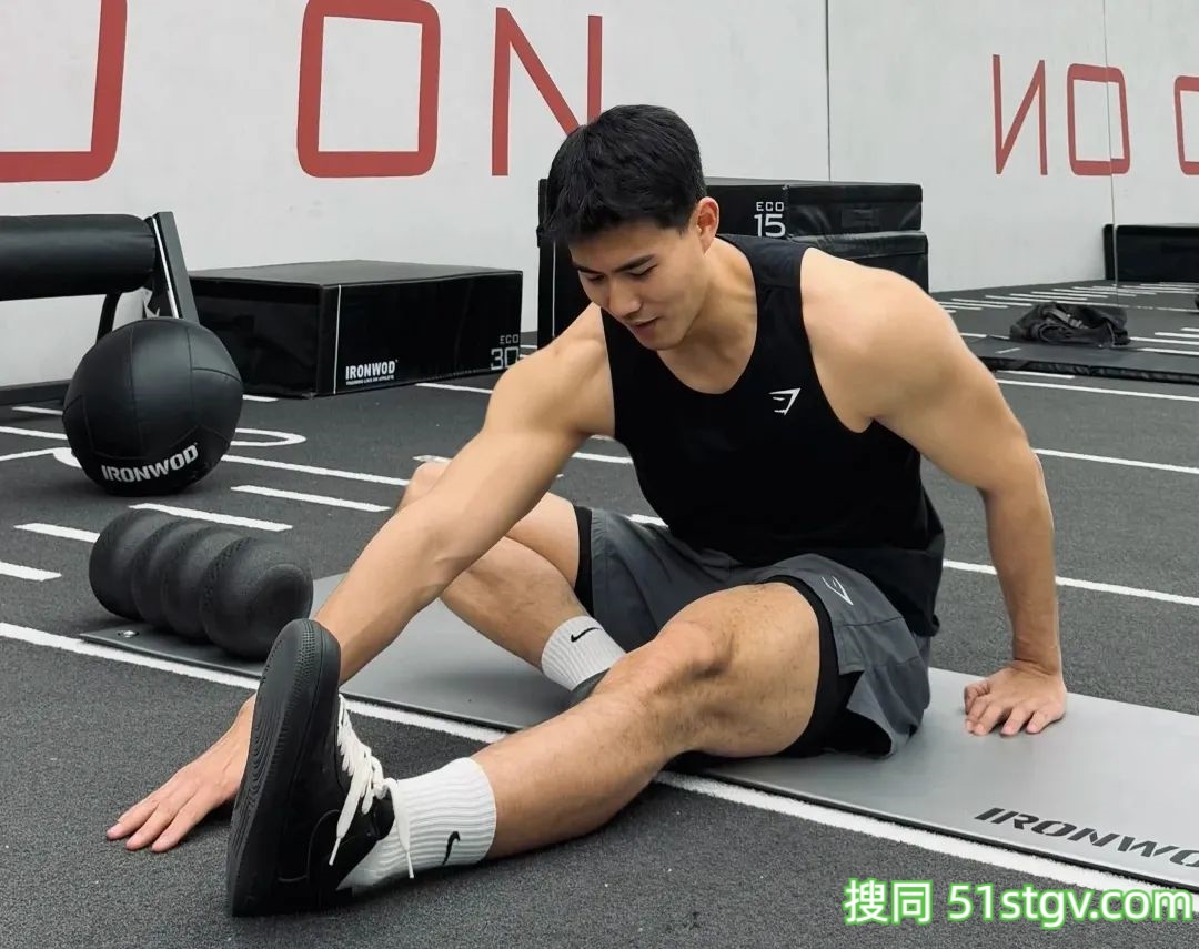 26岁法学硕士健身博主，饱满胸肌硬朗腹肌，这身肌肉在果冻海里镀上蜜糖更诱人 - 51虹马