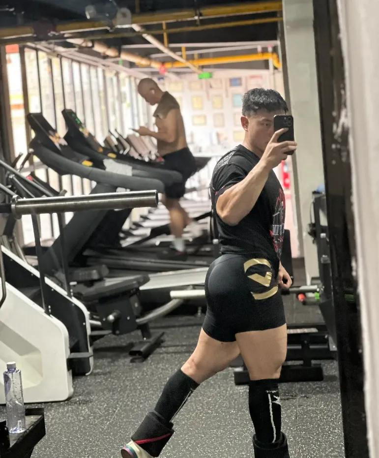 29岁成都健身教练，狂暴肩公狗腰，这筋肉钢炮绝了，想跟他练 - 51虹马