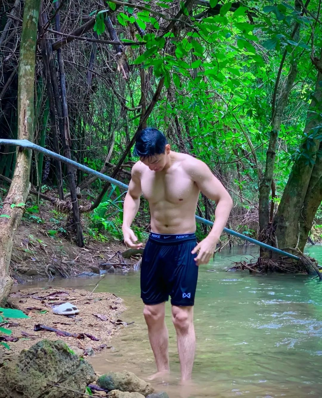 爬山累着的运动男直接下水洗澡！ - 51虹马