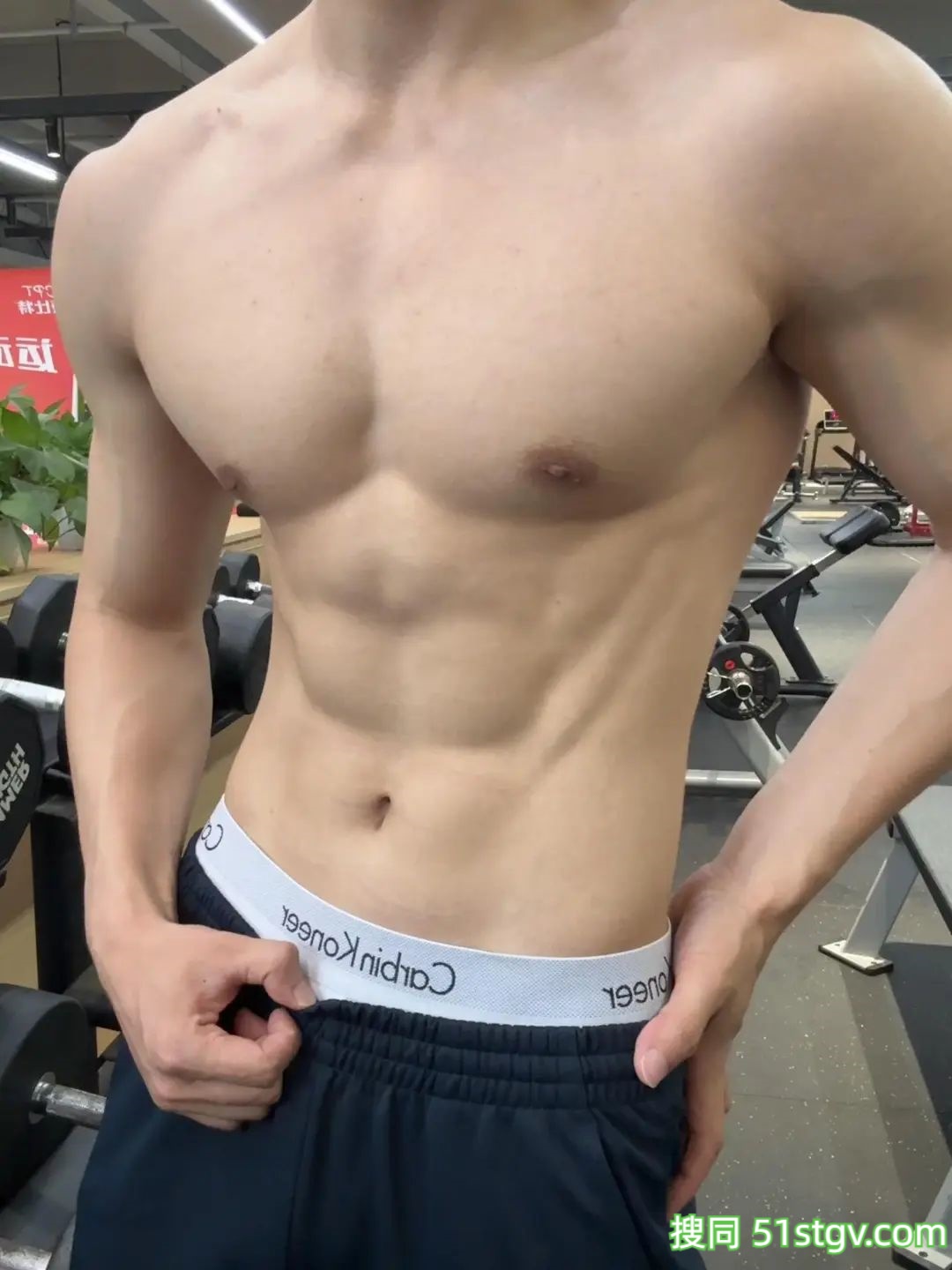 越练越大，好看的腹肌身材 - 51虹马