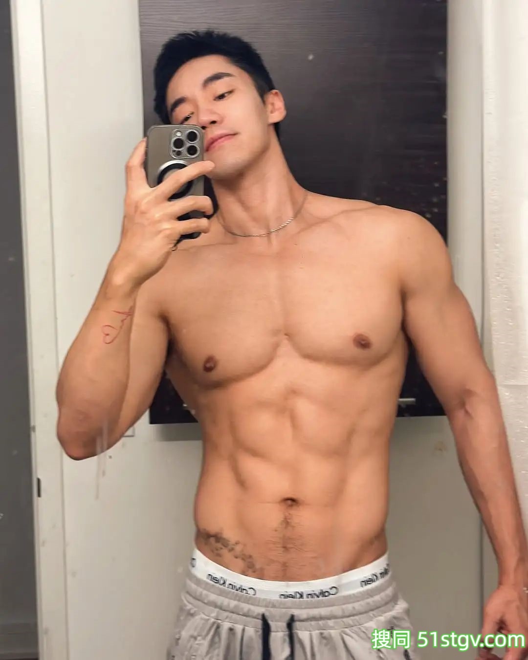 筋肉男，力量感爆棚-51虹马