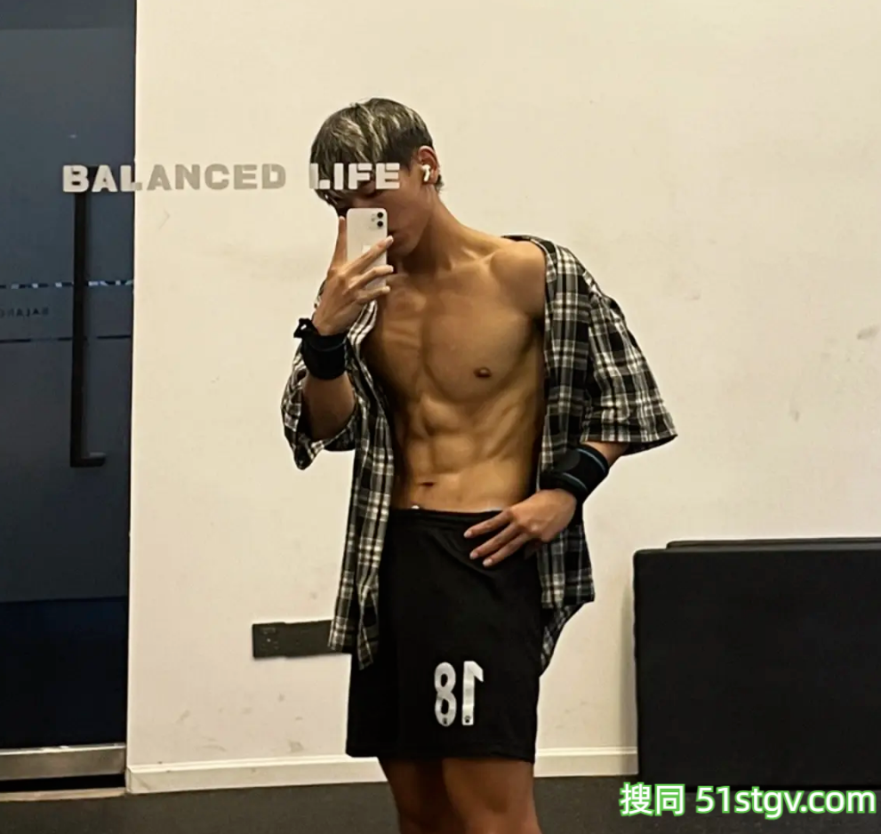 24岁四川绵阳体育生，黑皮雕刻腹肌人鱼线，这嘎嘣脆线条靠2000卡日练铸就 - 51虹马