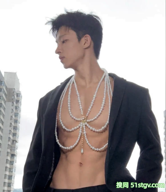 25岁南京肌肉系顶流NPC，冷白皮腹肌美背，这八块腹肌在灯光下动得人心痒痒 - 51虹马