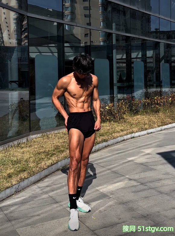 24岁四川绵阳体育生，黑皮雕刻腹肌人鱼线，这嘎嘣脆线条靠2000卡日练铸就 - 51虹马