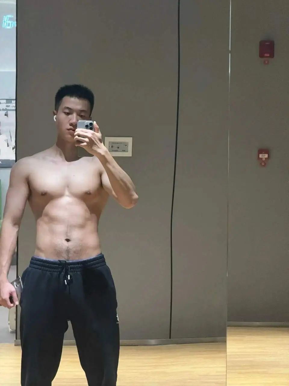 自拍的大鼻子兵哥硬照脱衣露腹毛？太强大藏不住！ - 51虹马