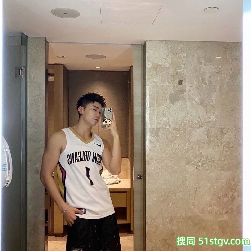 换衣间穿灰裤子的小哥自拍，喜欢这样的！ - 51虹马