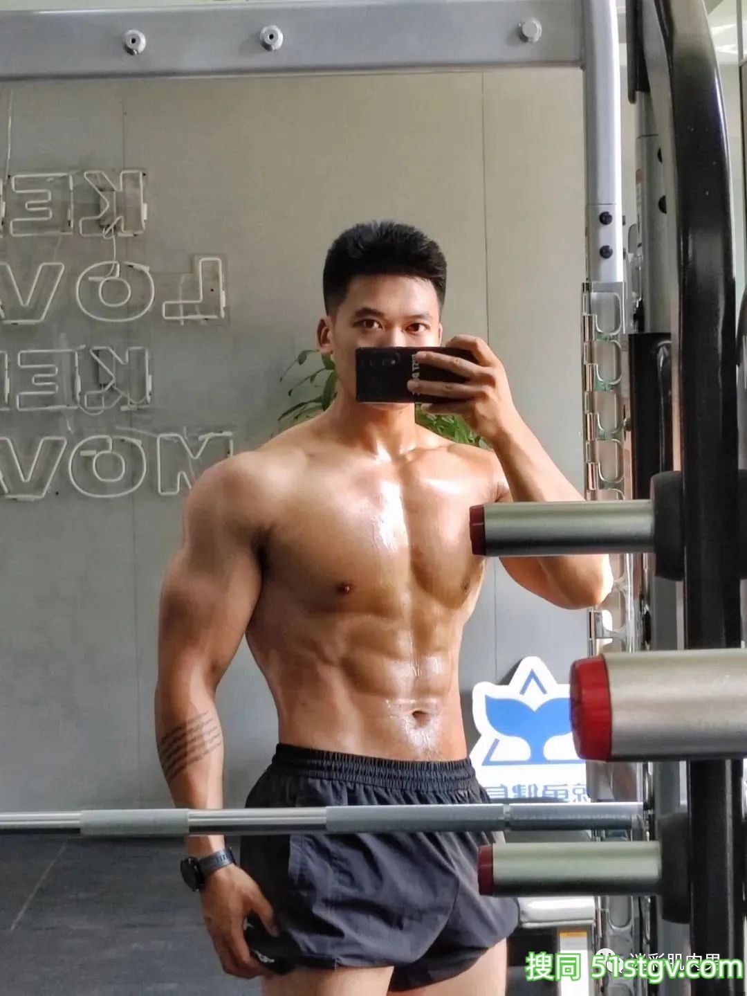 黝黑型男长得太好男人味十足！ - 51虹马