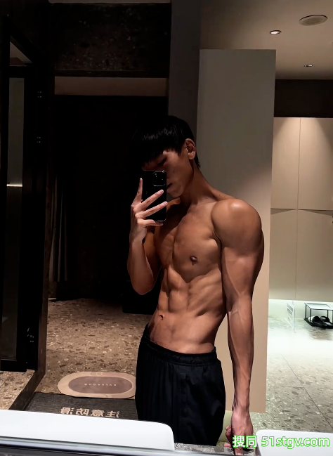 24岁四川绵阳体育生，黑皮雕刻腹肌人鱼线，这嘎嘣脆线条靠2000卡日练铸就 - 51虹马