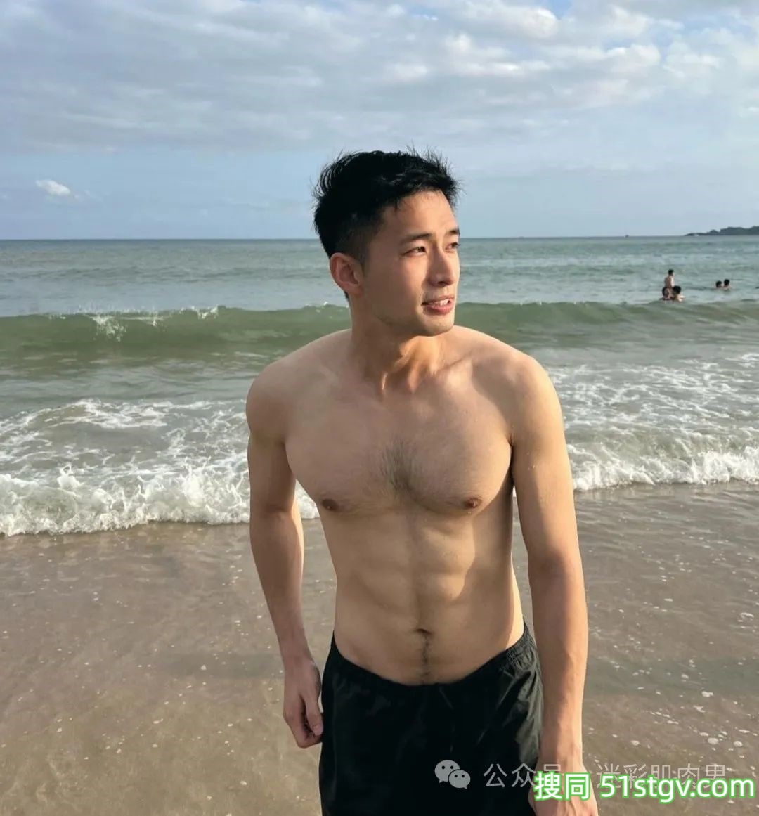 海边腹肌男盯着看不够呀！！ - 51虹马