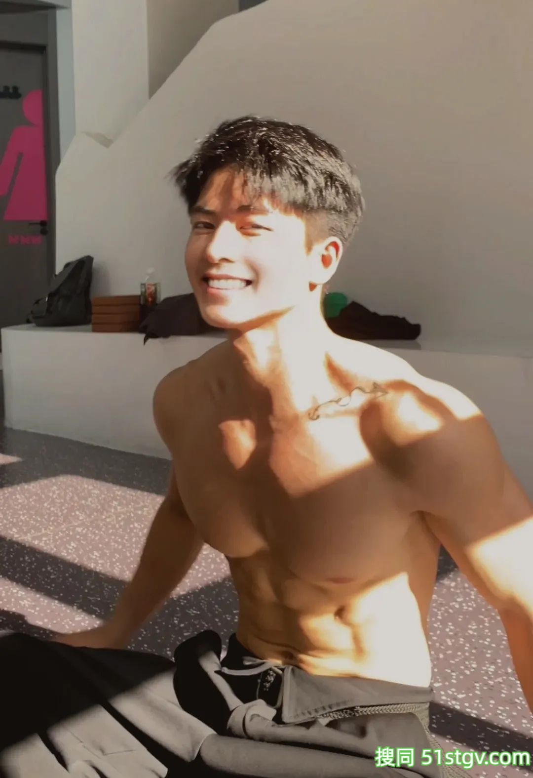 23岁浙江温州健身教练，性感胸肌腹肌鲨鱼线，这雕刻巧克力腹肌让全网女生疯狂舔屏‌ - 51虹马