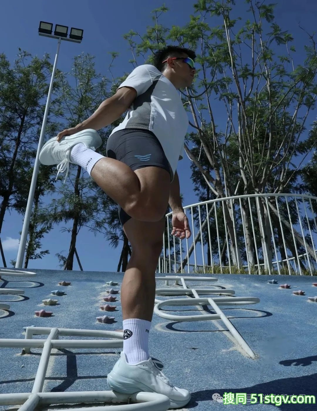 成都体院的运动男跑步，这粗壮长腿穿的太紧啦！ - 51虹马