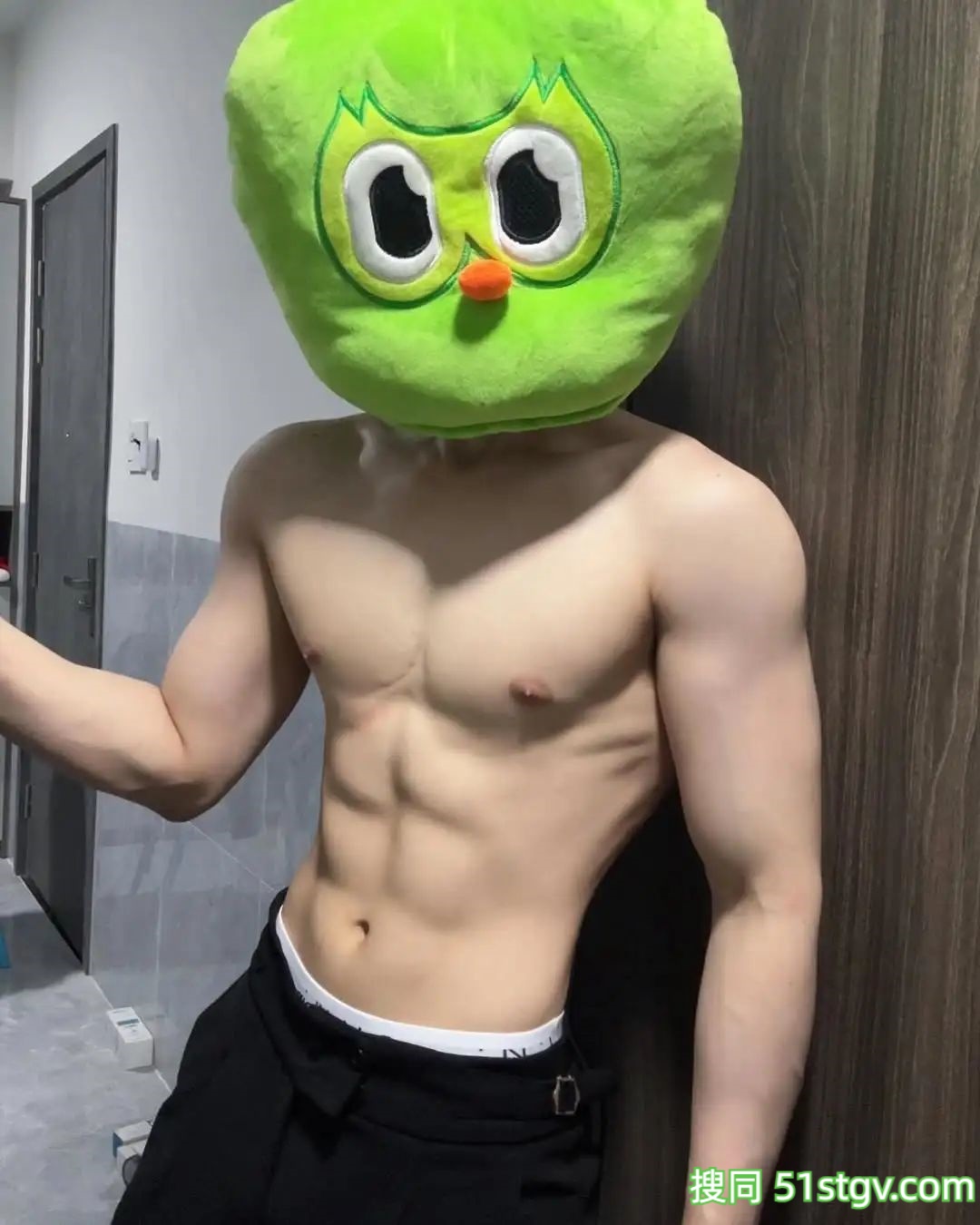 腹肌帅哥，cos猫头鹰公仔 - 51虹马