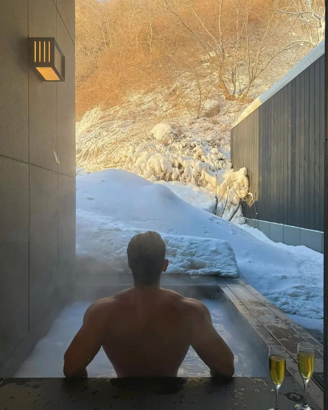 27岁巴黎海归男模,痞帅太平洋肩膀公狗腰,这大胸肌在温泉里泡着太撩人了 - 51虹马 27岁巴黎海归男模,痞帅太平洋肩膀公狗腰,这大胸肌在温泉里泡着太撩人了 - 51虹马