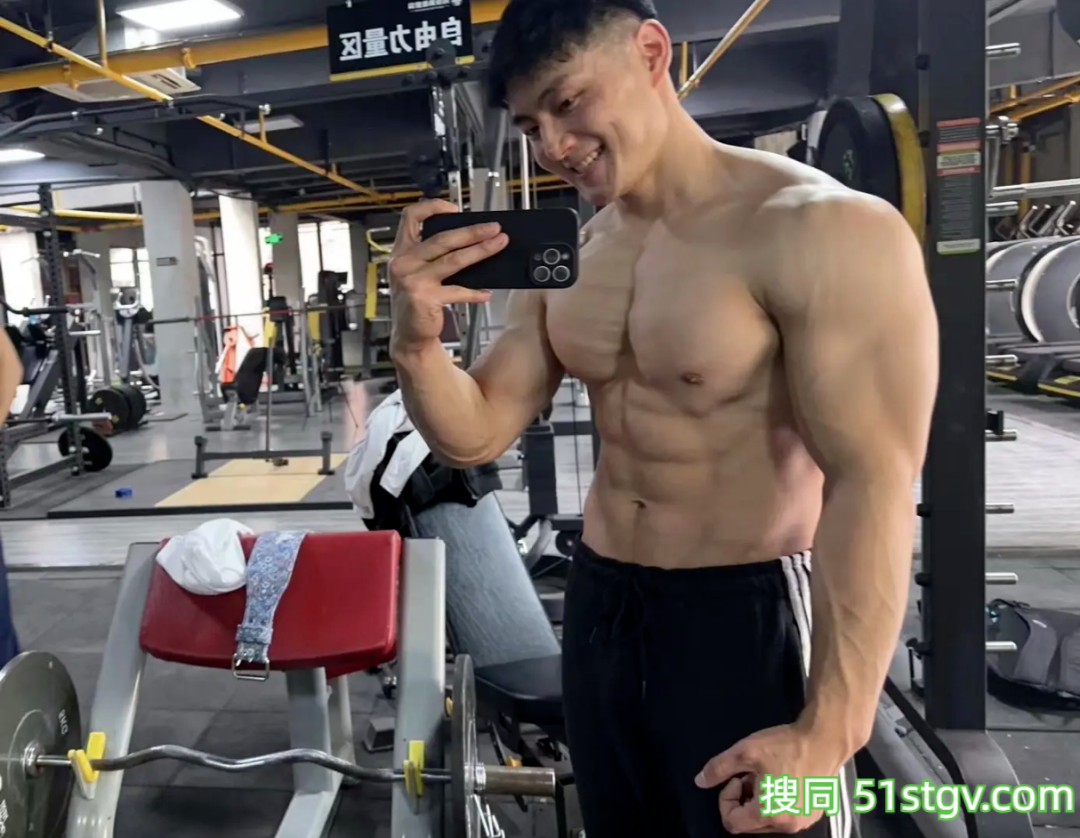 29岁成都健身教练，狂暴肩公狗腰，这筋肉钢炮绝了，想跟他练 - 51虹马
