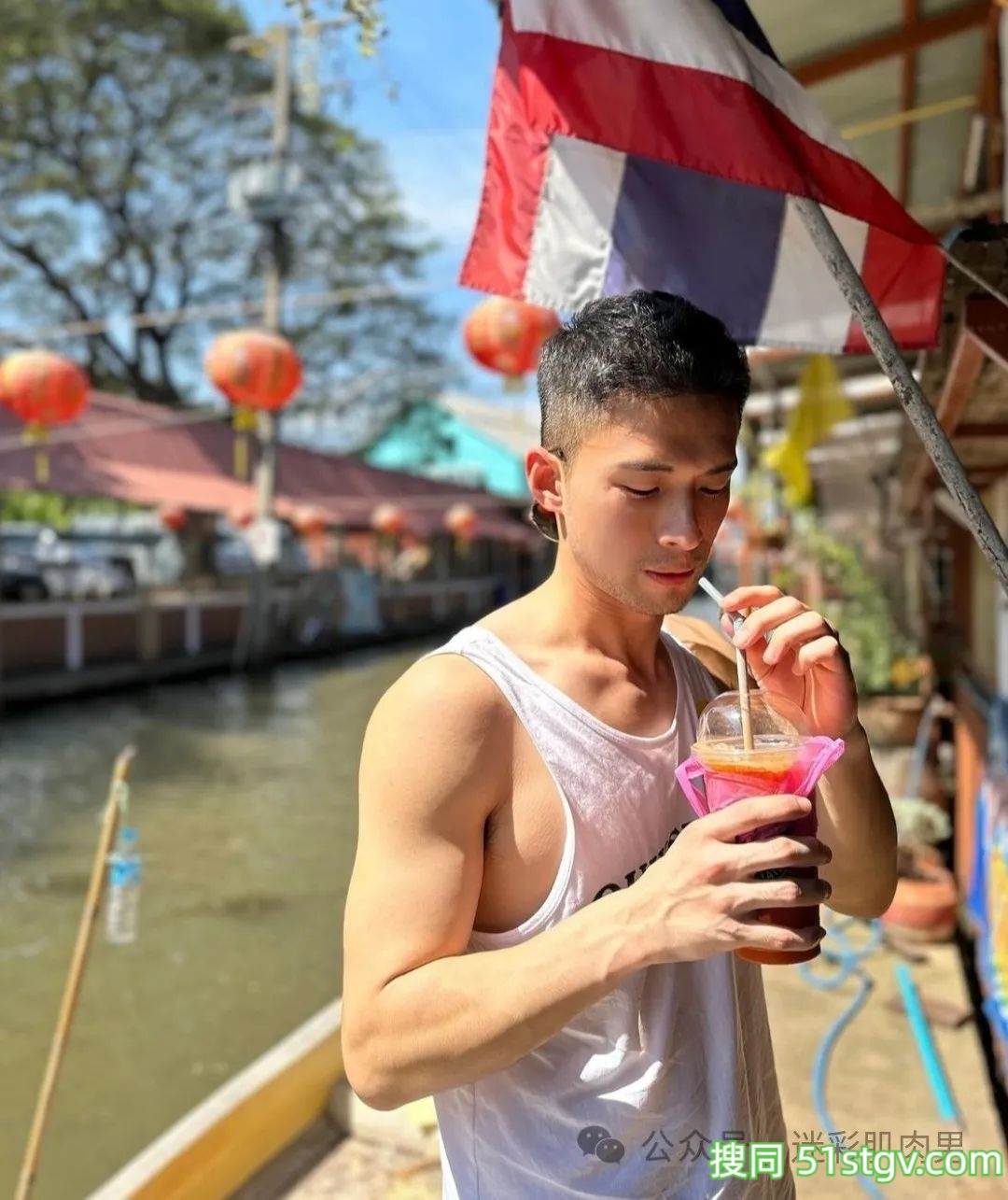 海边腹肌男盯着看不够呀！！ - 51虹马