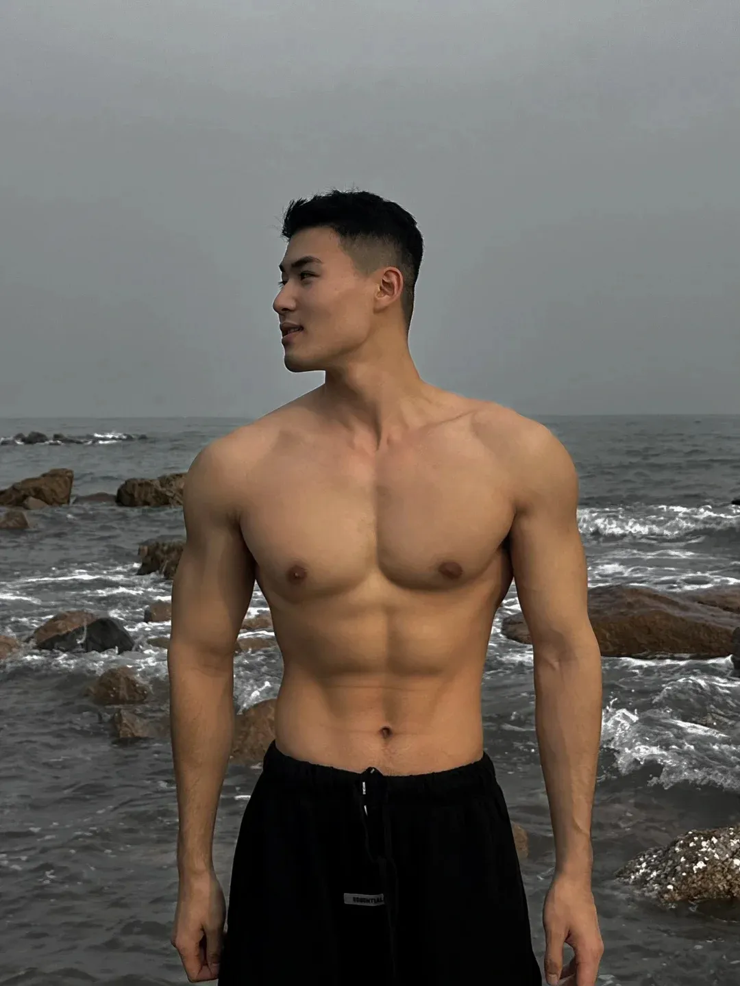 26岁法学硕士健身博主，饱满胸肌硬朗腹肌，这身肌肉在果冻海里镀上蜜糖更诱人 - 51虹马