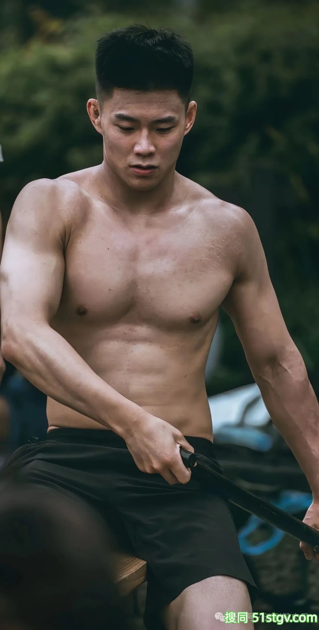 划龙舟的黑皮男耐力太强了!粗壮长腿湿透谁不心动! - 51虹马 划龙舟的黑皮男耐力太强了!粗壮长腿湿透谁不心动! - 51虹马