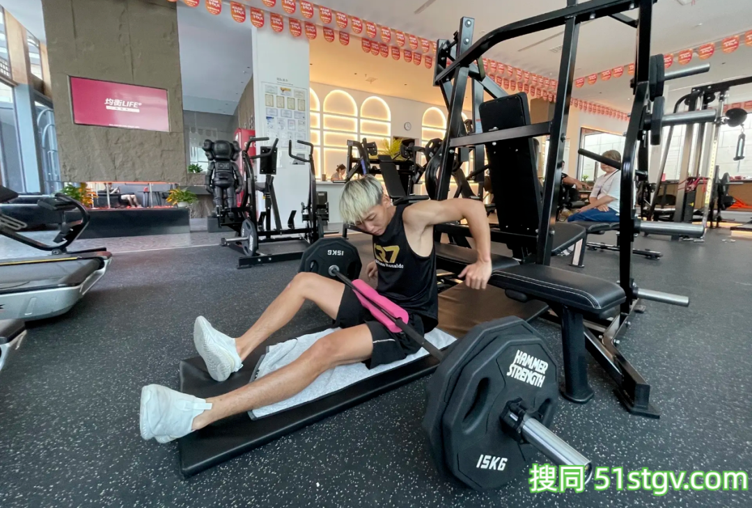 24岁四川绵阳体育生，黑皮雕刻腹肌人鱼线，这嘎嘣脆线条靠2000卡日练铸就 - 51虹马