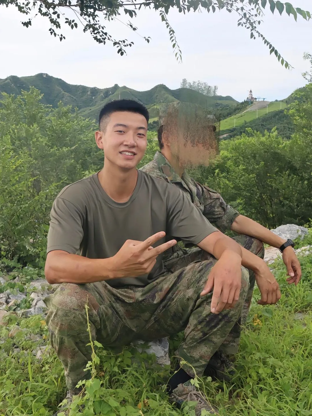 自拍的大鼻子兵哥硬照脱衣露腹毛？太强大藏不住！ - 51虹马