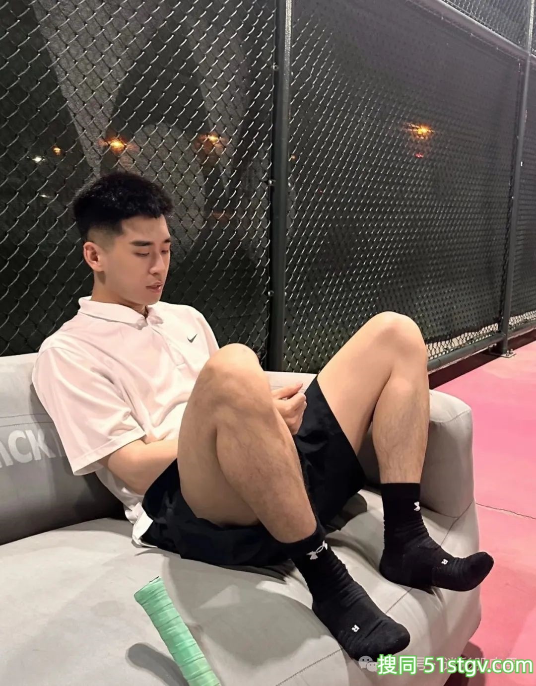 男空少运动裤穿的太短183CM的大长腿藏不住了! - 51虹马 男空少运动裤穿的太短183CM的大长腿藏不住了! - 51虹马