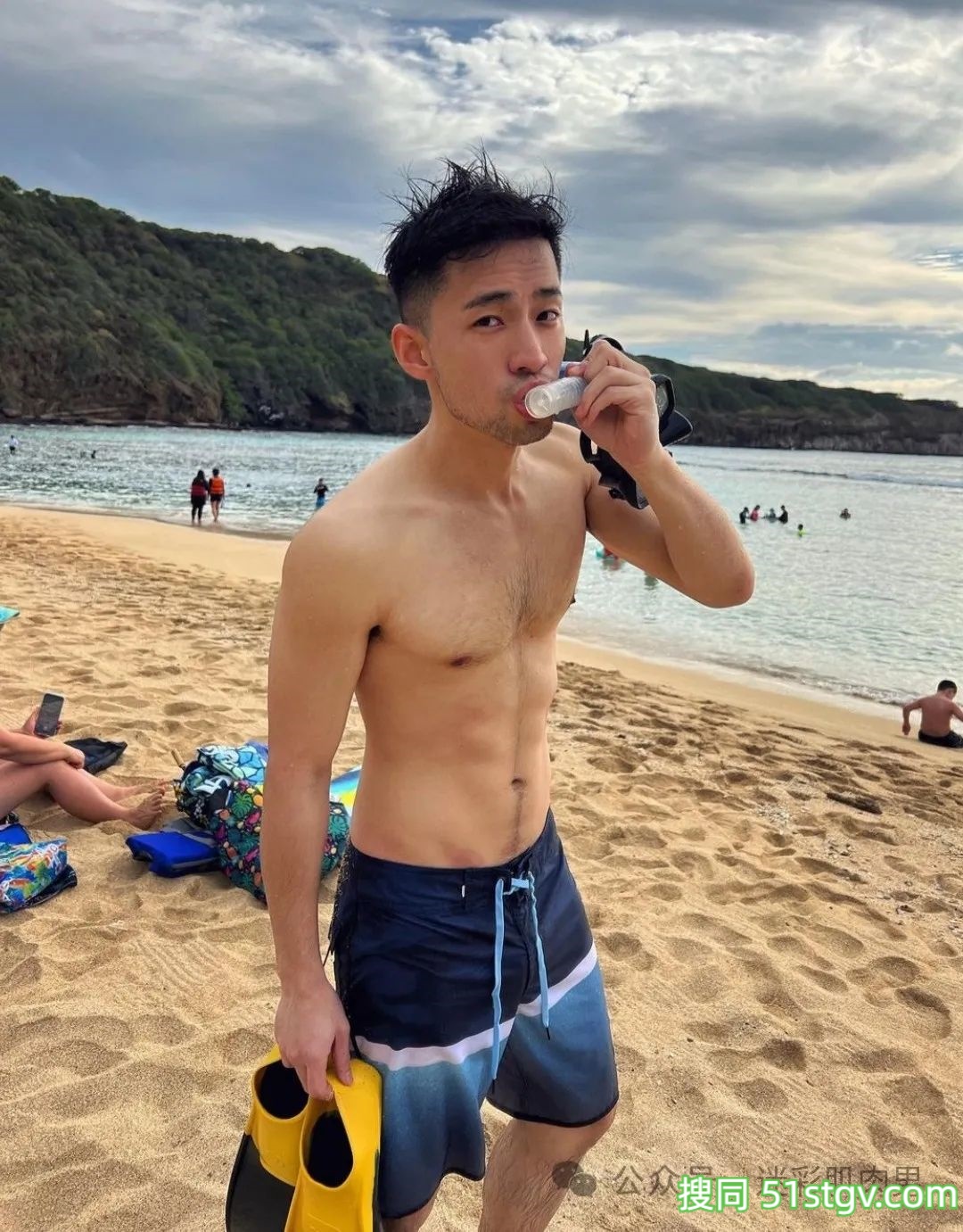 海边腹肌男盯着看不够呀！！ - 51虹马