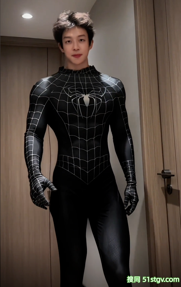 25岁南京肌肉系顶流NPC，冷白皮腹肌美背，这八块腹肌在灯光下动得人心痒痒 - 51虹马