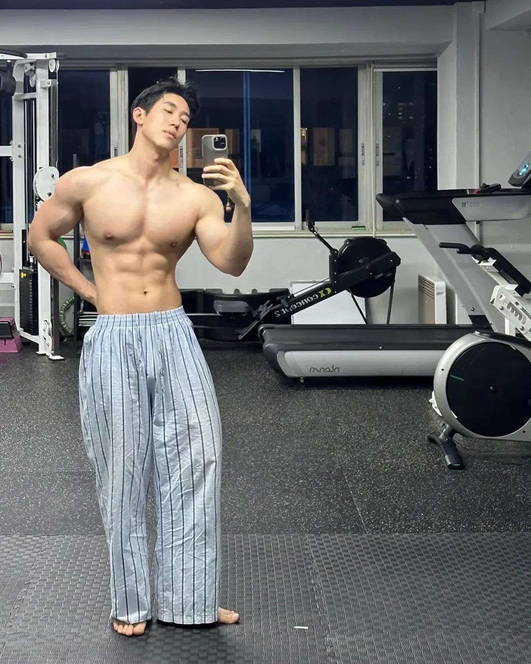 27岁巴黎海归男模，痞帅太平洋肩膀公狗腰，这大胸肌在温泉里泡着太撩人了-51虹马