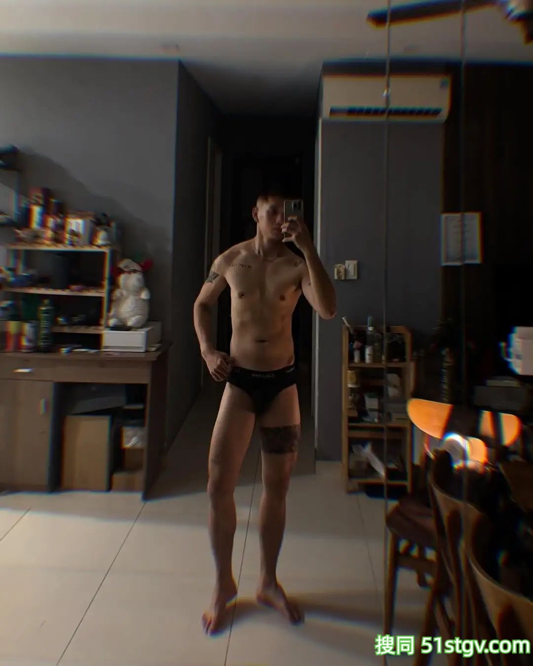 大长腿薄肌男，在家放飞自我 - 51虹马