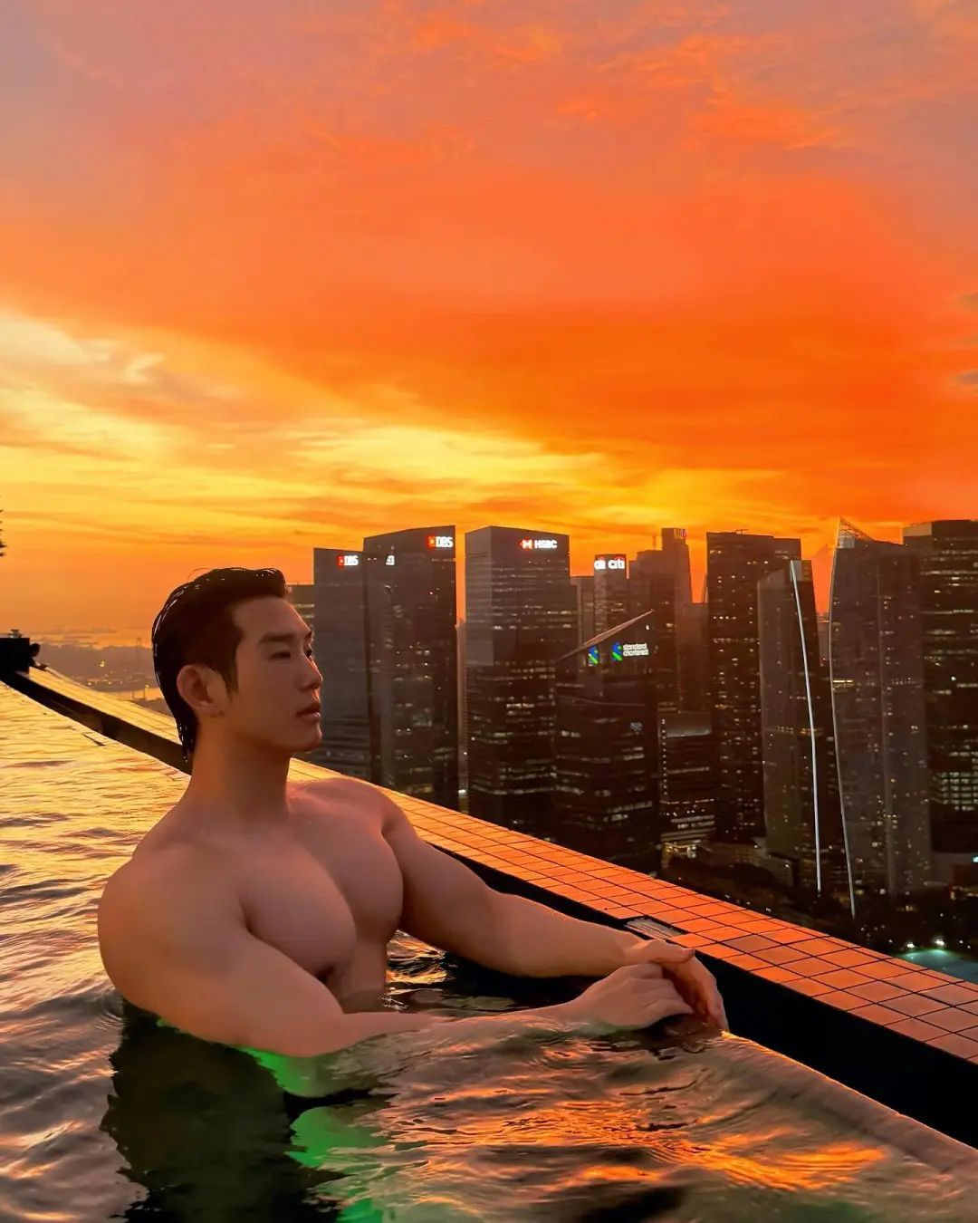 27岁巴黎海归男模,痞帅太平洋肩膀公狗腰,这大胸肌在温泉里泡着太撩人了 - 51虹马 27岁巴黎海归男模,痞帅太平洋肩膀公狗腰,这大胸肌在温泉里泡着太撩人了 - 51虹马