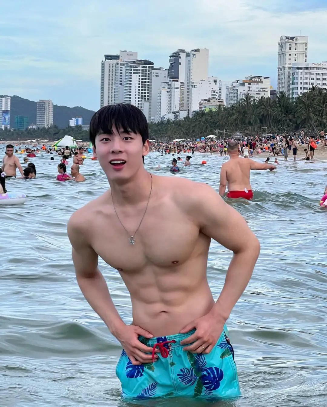 不是很帅，但身材很好的小哥哥 - 51虹马