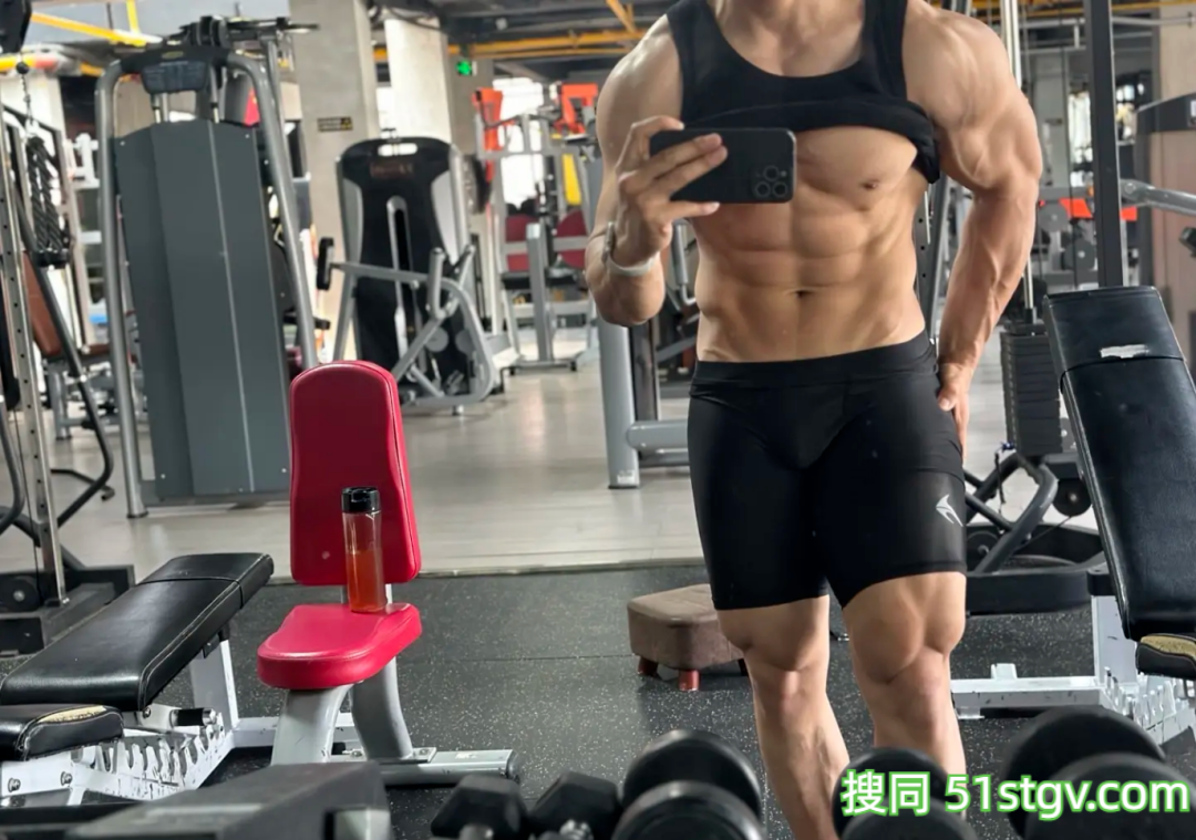 29岁成都健身教练，狂暴肩公狗腰，这筋肉钢炮绝了，想跟他练 - 51虹马