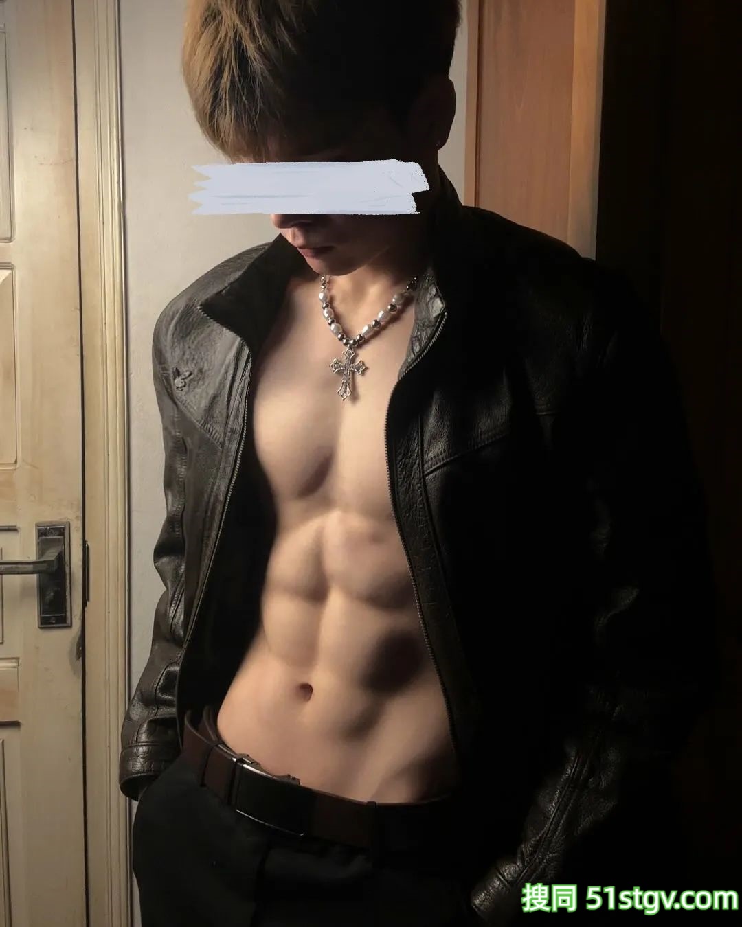 腹肌帅哥，cos猫头鹰公仔 - 51虹马