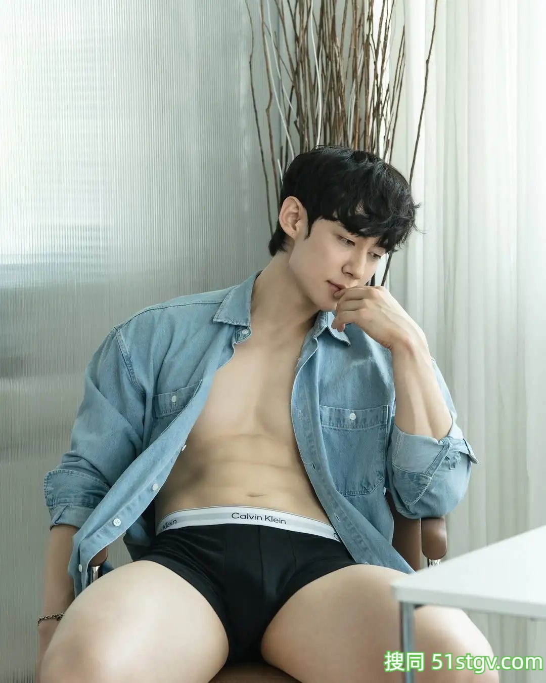 白嫩的肌肉男模，可狼可奶 - 51虹马