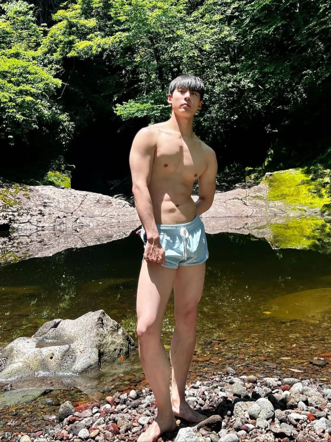 不是很帅，但身材很好的小哥哥 - 51虹马