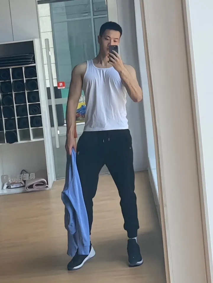 自拍的大鼻子兵哥硬照脱衣露腹毛？太强大藏不住！ - 51虹马