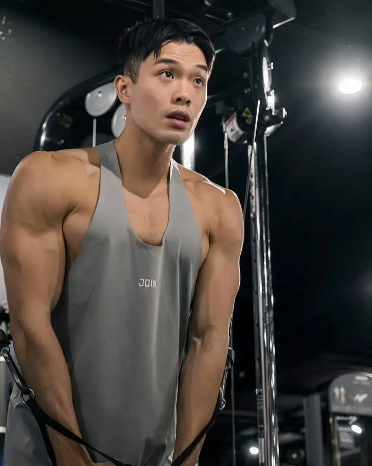 22岁台湾健身模特，炸裂南瓜肩拉丝胸大肌，这肉体谁扛得住？ - 51虹马