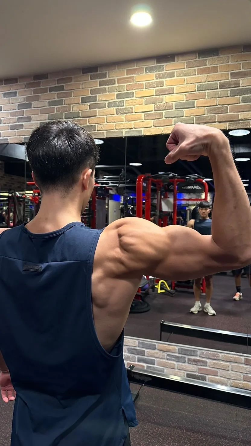 22岁台湾健身模特，炸裂南瓜肩拉丝胸大肌，这肉体谁扛得住？ - 51虹马