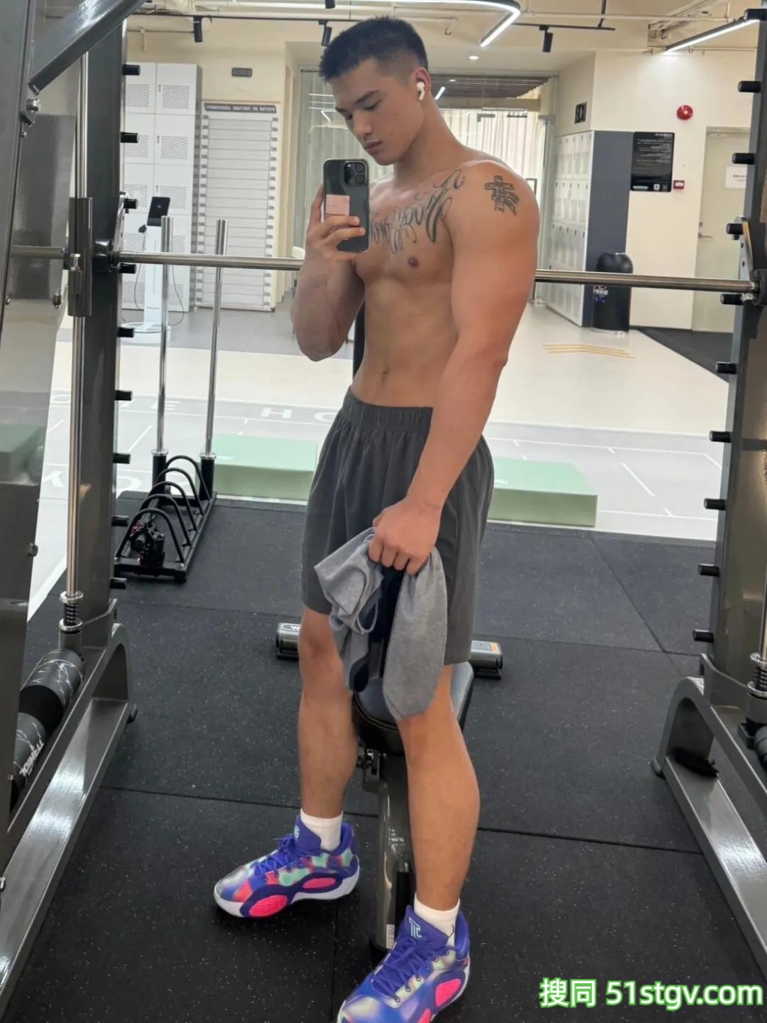 黑皮粗壮的体育生 - 51虹马