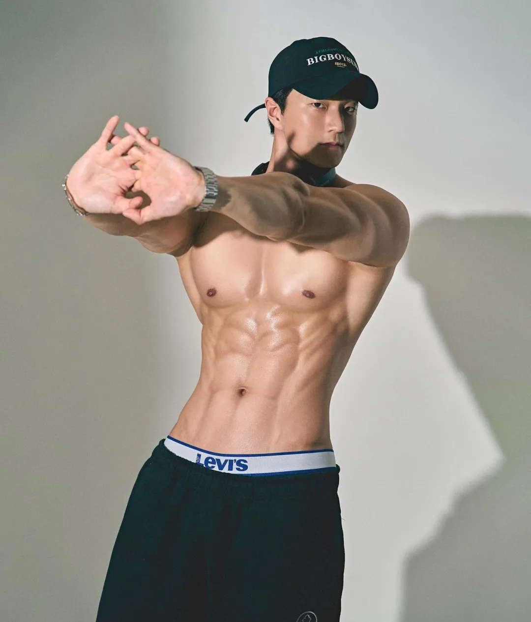 运动型男模，健壮结实 - 51虹马