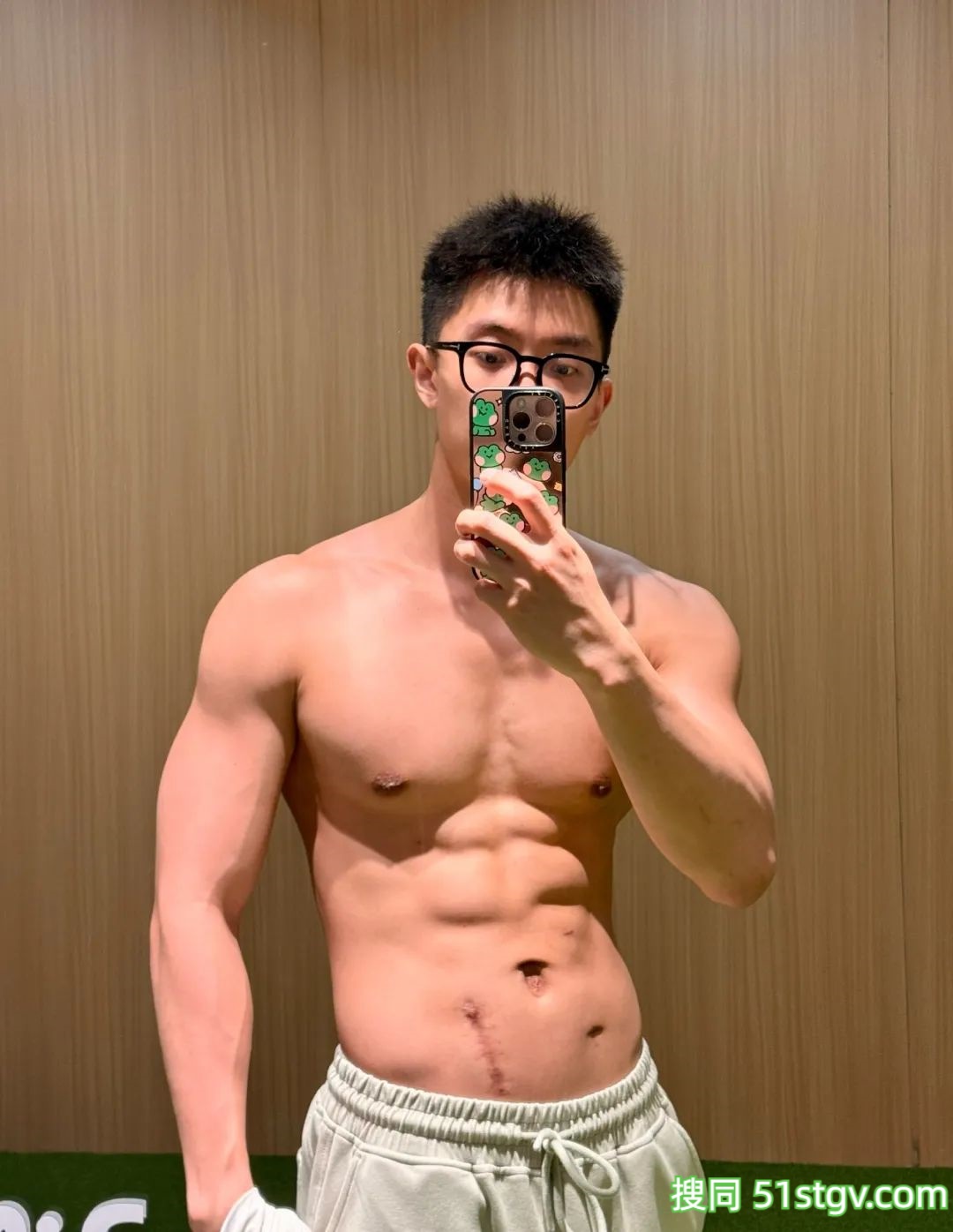 25岁云南彝族运动博主，3D环绕胸肌配极致野狼腰，这胸肌拉丝效果让人目不转睛-51虹马