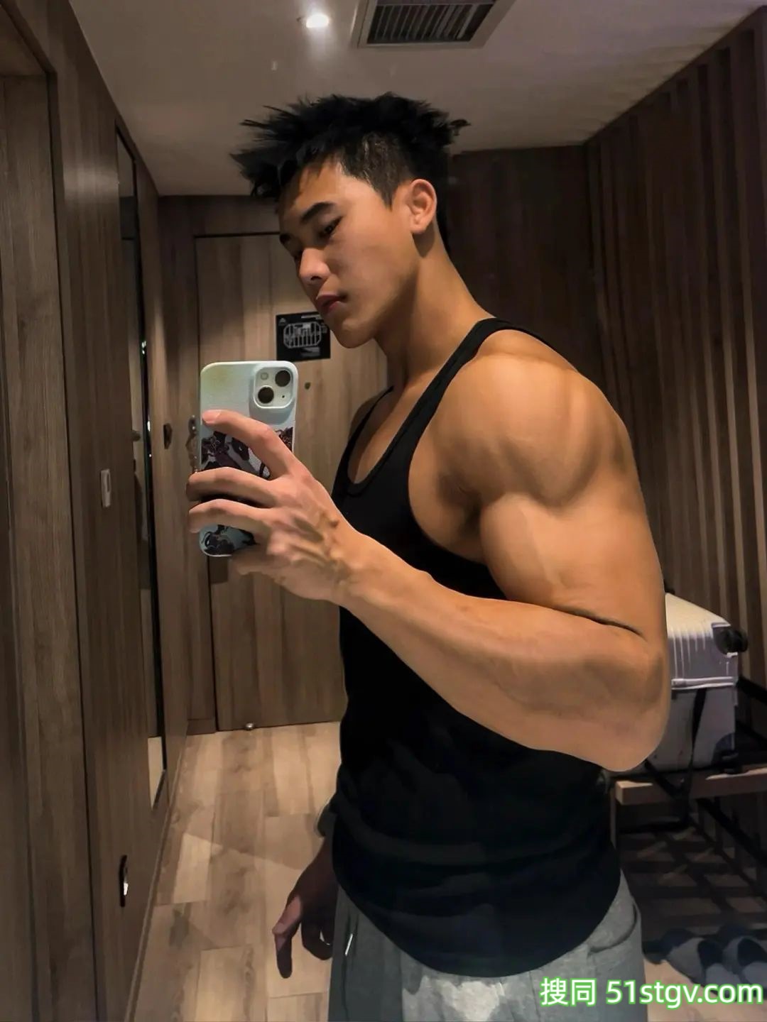 黑皮体育生，力量感爆棚 - 51虹马