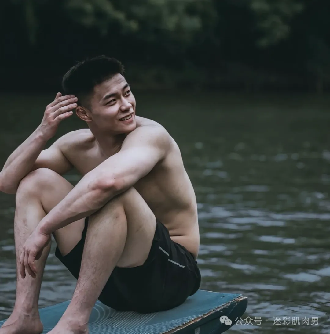 划龙舟的黑皮男耐力太强了!粗壮长腿湿透谁不心动! - 51虹马 划龙舟的黑皮男耐力太强了!粗壮长腿湿透谁不心动! - 51虹马