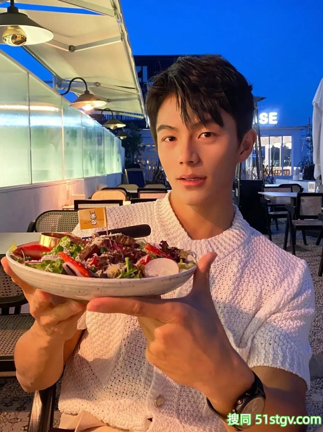 32岁山东鲜嫩帅哥，性感腹肌子弹肌，宽肩窄腰嘎嘎猛，又纯又欲惹人爱 - 51虹马