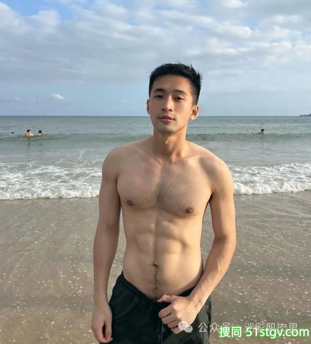 海边腹肌男盯着看不够呀！！-51虹马
