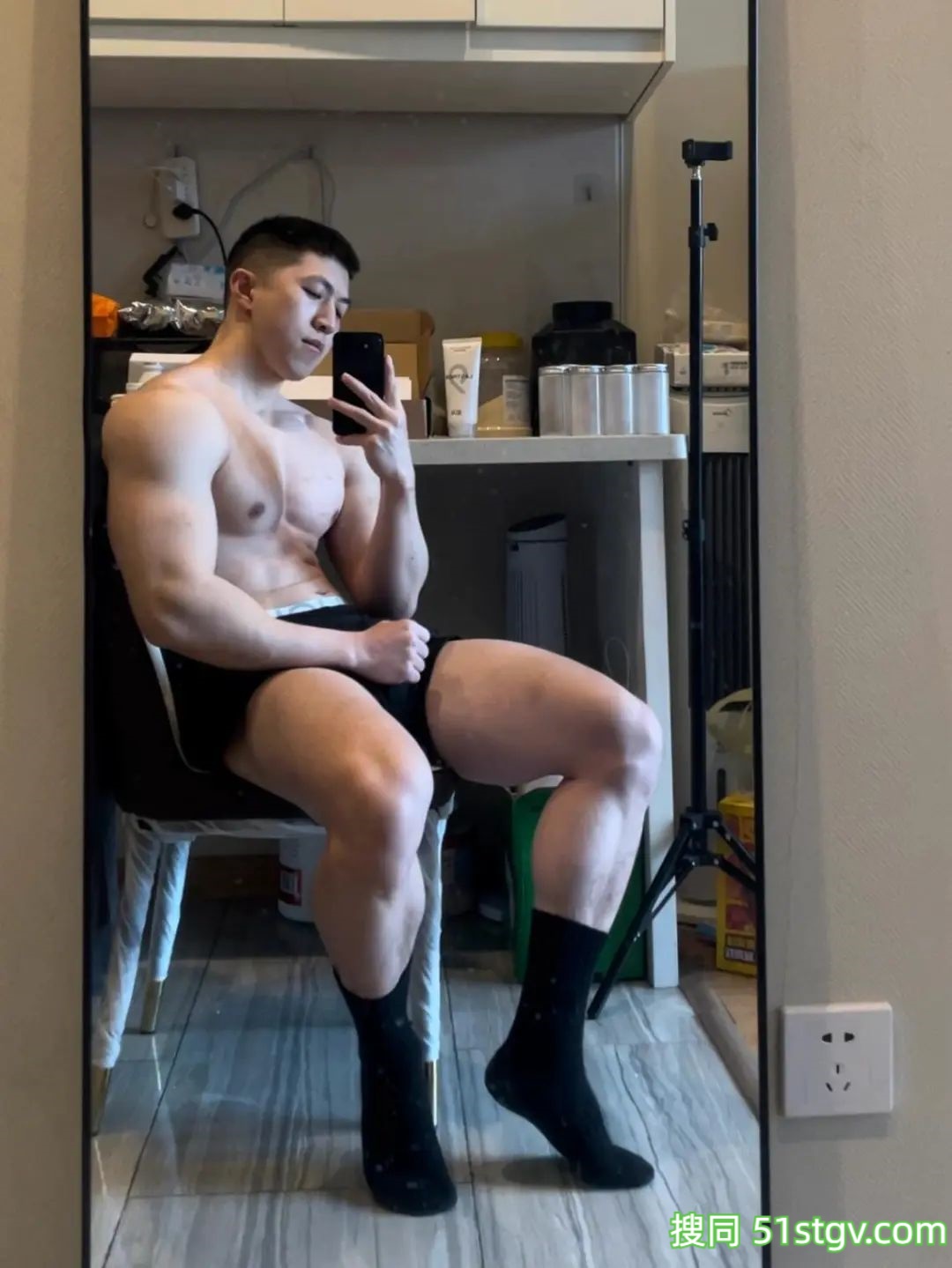 白皮壮硕的体育生 - 51虹马