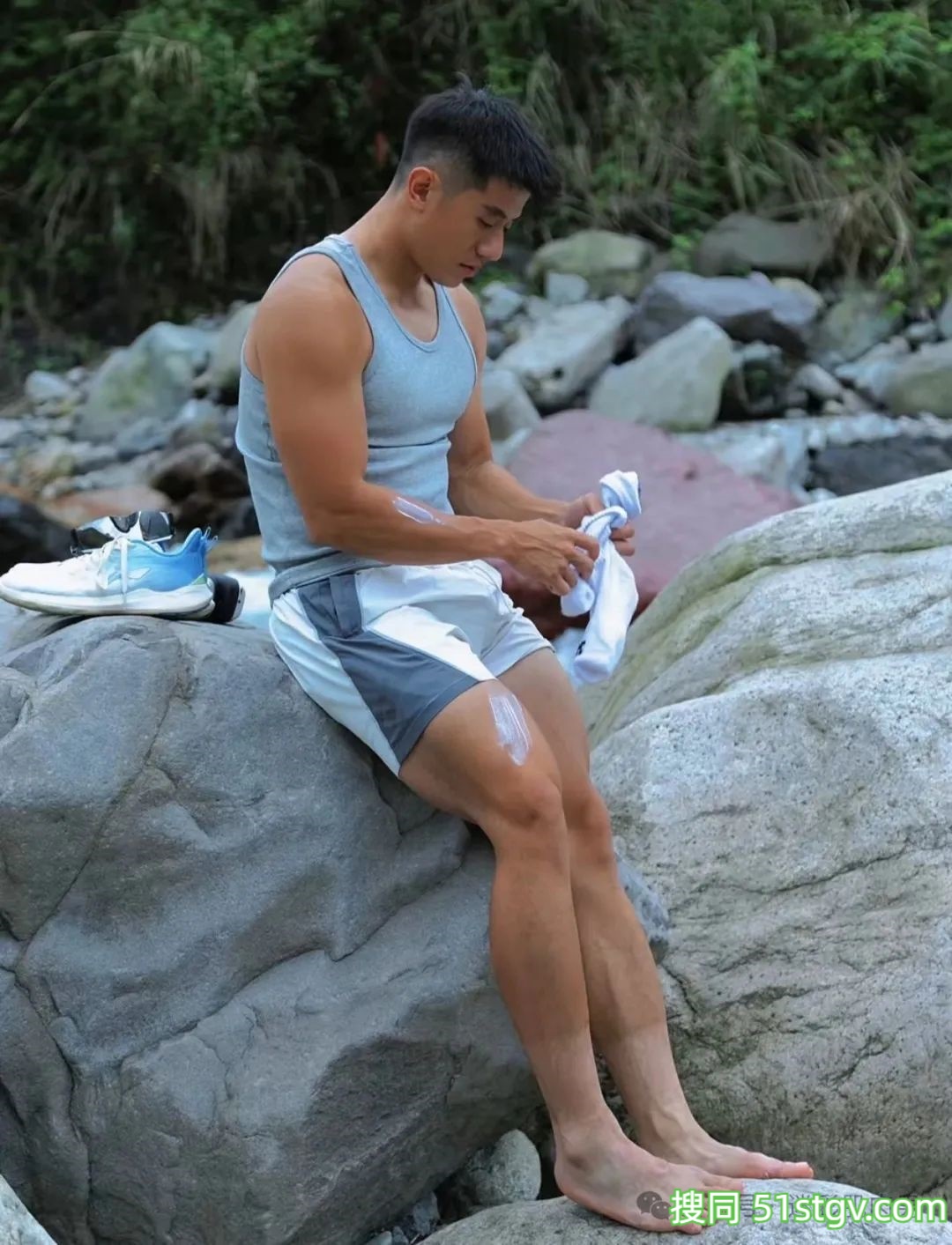 成都体院的运动男跑步，这粗壮长腿穿的太紧啦！ - 51虹马