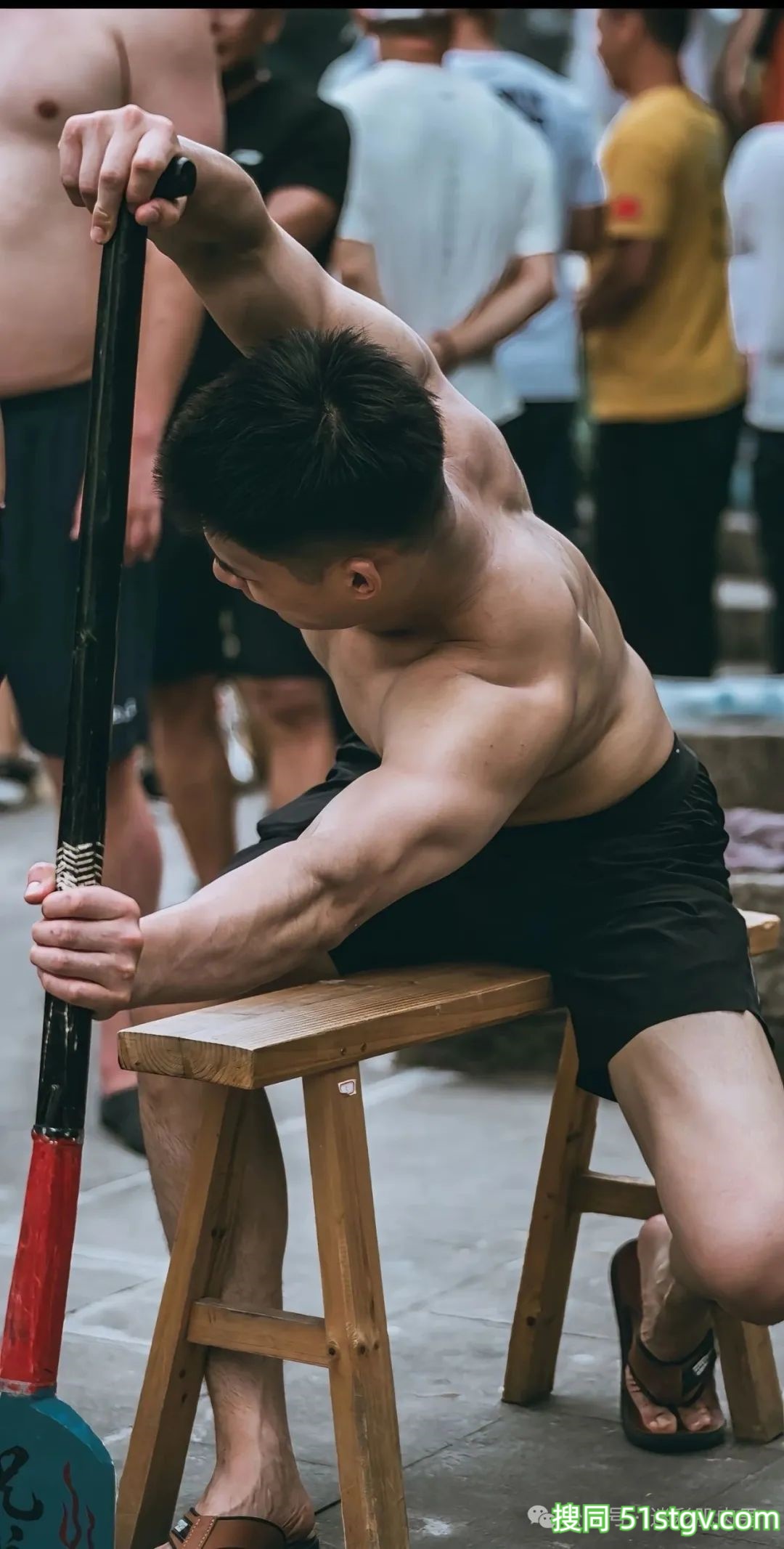 划龙舟的黑皮男耐力太强了!粗壮长腿湿透谁不心动! - 51虹马 划龙舟的黑皮男耐力太强了!粗壮长腿湿透谁不心动! - 51虹马