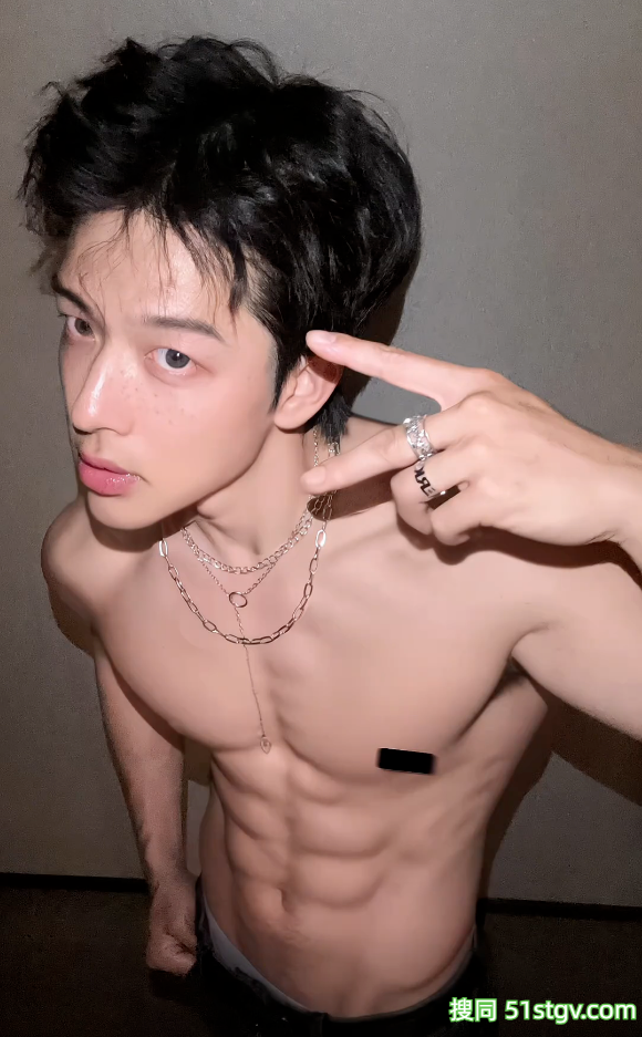 25岁南京肌肉系顶流NPC，冷白皮腹肌美背，这八块腹肌在灯光下动得人心痒痒 - 51虹马