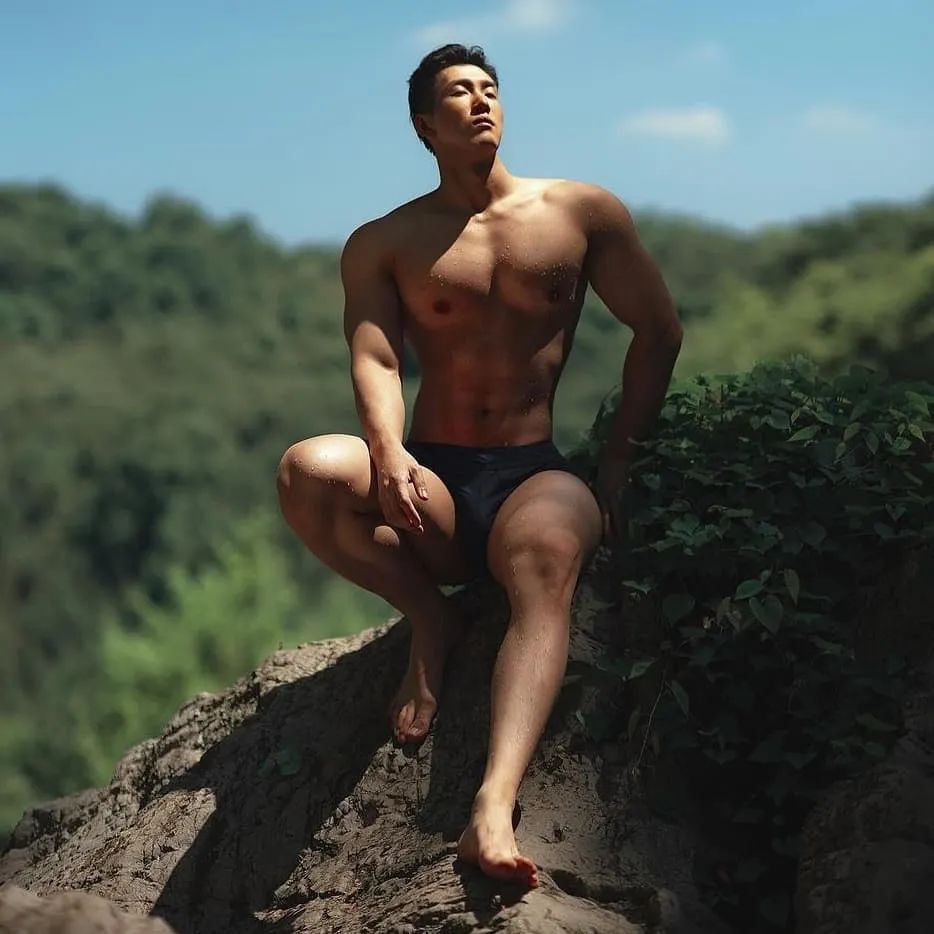 27岁巴黎海归男模,痞帅太平洋肩膀公狗腰,这大胸肌在温泉里泡着太撩人了 - 51虹马 27岁巴黎海归男模,痞帅太平洋肩膀公狗腰,这大胸肌在温泉里泡着太撩人了 - 51虹马